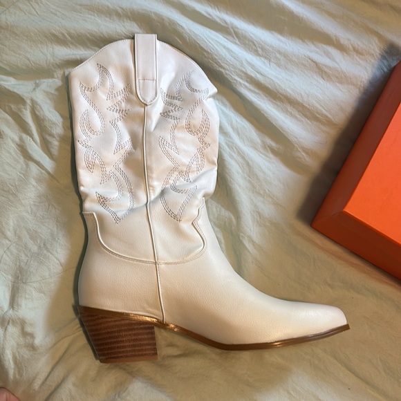 Women’s white cowboy boots - Picture 2 of 5